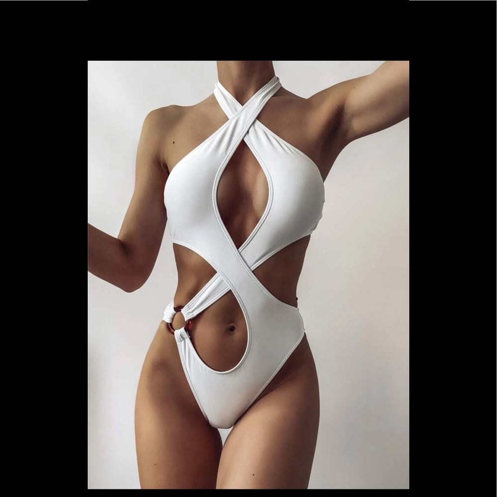 NWOT Ring Linked Cross Halter One Piece Swimsuit